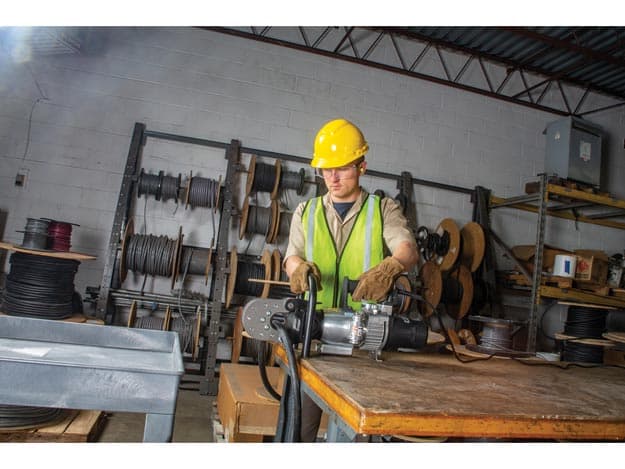 EWCE55B, kapacita 38,2 tuny, elektrický střihač drátů a kabelů, maximální průměr materiálu 55,1 mm, 120 V